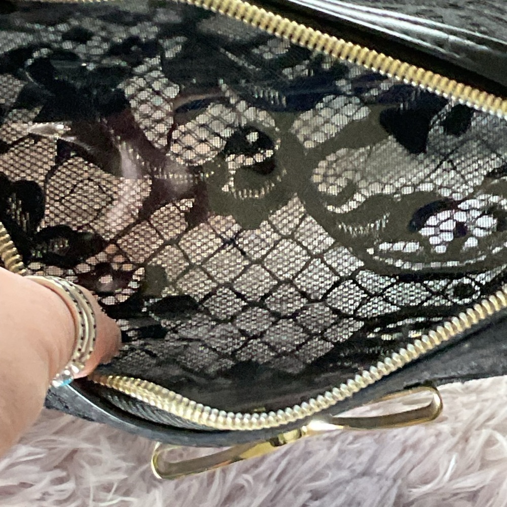 Victoria's Secret Black LACE Make Up Bag with gold bow,clear inside ❤️
EUC - Picture 5 of 6